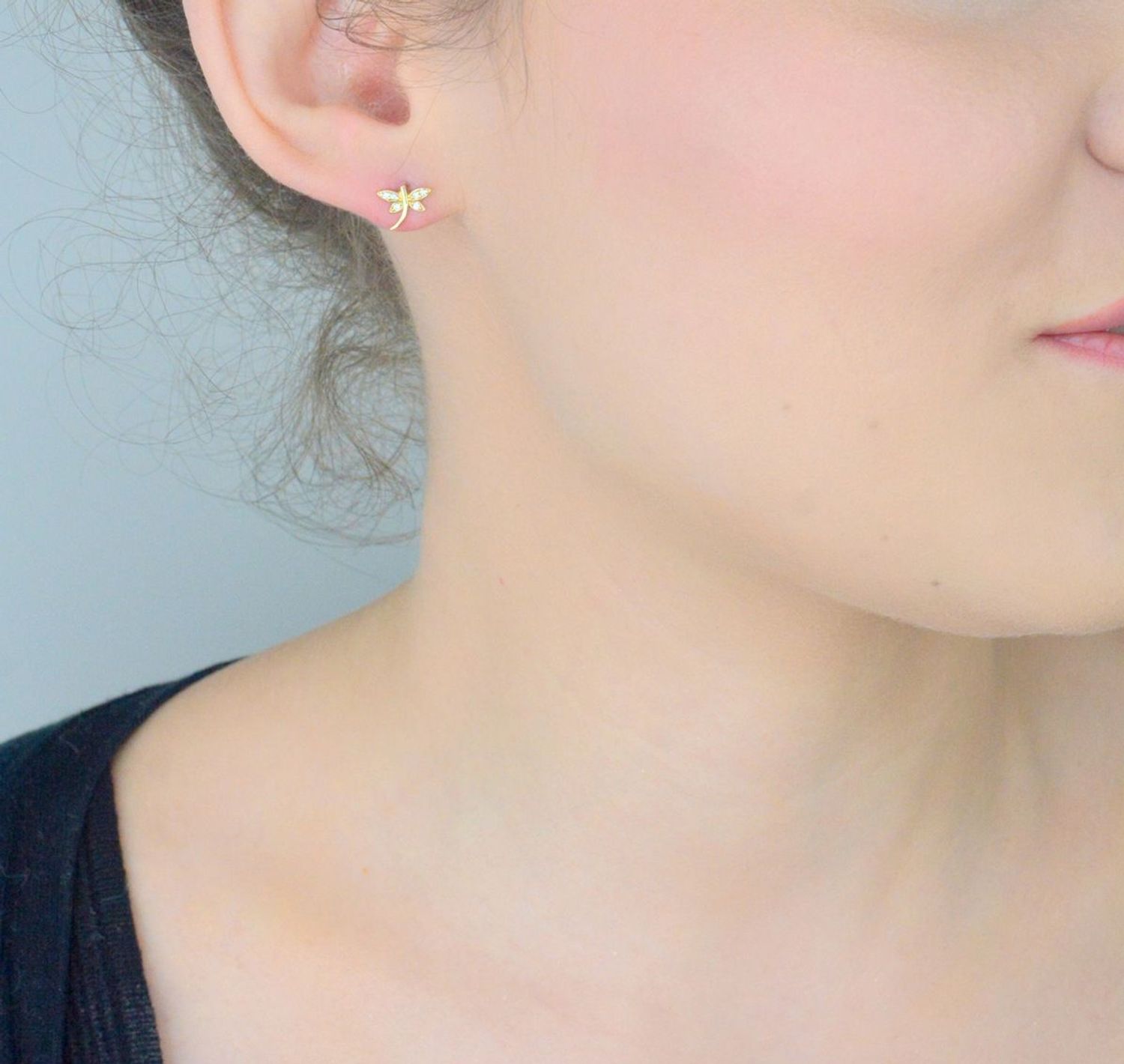 Kolczyki złote ważki z cyrkonią pr 585, KL 3408 Kolczyki mają okrągły kształt z gładką powierzchnią. Kolczyki to ponadczasowa biżuteria, która pasuje do każdego rodzaju stylizacji.1.jpg